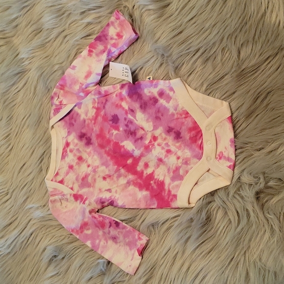 NWT Baby Gap Tie Dye Long Sleeve Onesie - Picture 1 of 2